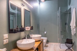 Shower, hair dryer, bidet, towels - Piazza Grande Boutique Apartment (Arezzo)