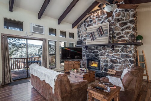 Midtown Condo great views- Game Room - Sleeps 8+