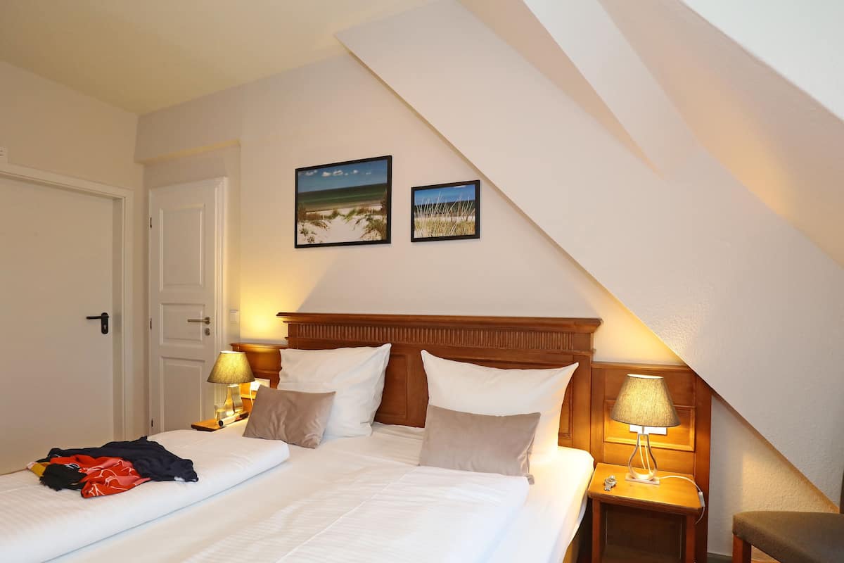 Superior Apartment | Down comforters, WiFi (free), individually furnished, bed sheets
