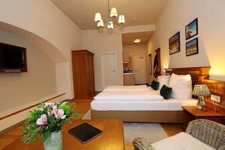 Cubrecamas, muebles diferentes, wifi gratis y ropa de cama
