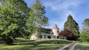 A historic building with a round tower, surrounded by lush greenery and a clear sky. - Cottage de charme au vert – entre Guédelon & Sancerre - Calme et nature (Saint-Amand-en-Puisaye)