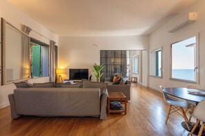 TV - Loft with beach in Posillipo (Napoli)