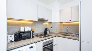 Apartamento | Cocina privada | Frigorífico, microondas, horno y placa de cocina