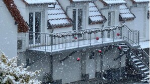 Ein Mehrfamilienhaus mit mehreren Etagen, jede mit einem Balkon und einer Treppe zu den oberen Stockwerken.