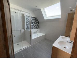 Hiustenkuivaaja, pyyhkeet, saippua, sampoo