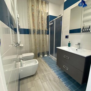 Dusche, Haartrockner, Bidet, Handtücher