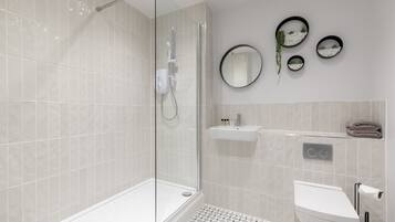 Luxury Apartment | Bathroom | Shower, free toiletries, hair dryer, towels