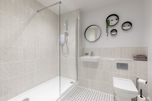 Luxury Apartment | Bathroom | Shower, free toiletries, hair dryer, towels