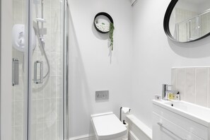 Apartamento de lujo | Baño | Ducha, artículos de higiene personal gratuitos y secador de pelo