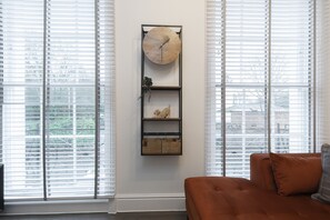 Interior detail - Elliot Oliver - Luxury 2 Bedroom Regency Apartment With Parking & EV Charger (Cheltenham)