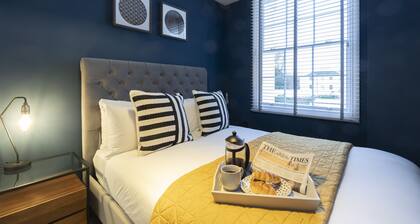 Elliot Oliver - Luxury 2 Bedroom Regency Apartment With Parking & EV Charger