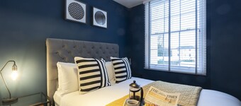 Elliot Oliver - Luxury 2 Bedroom Regency Apartment With Parking & EV Charger