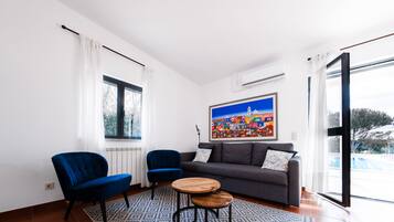 Televisión y chimenea