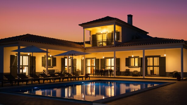 A two-story house with a swimming pool, outdoor seating, and a balcony. - Villa Monte Maria Pratas (Setubal)