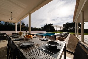 Outdoor dining - Villa Monte Maria Pratas (Setubal)