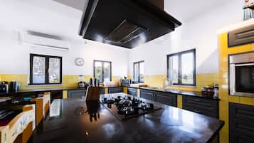 Geladeira, micro-ondas, fogão, cooktop