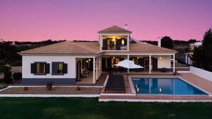 A two-story house with a swimming pool, a covered patio, and a view of the surrounding landscape. - Villa Monte Maria Pratas (Setubal)