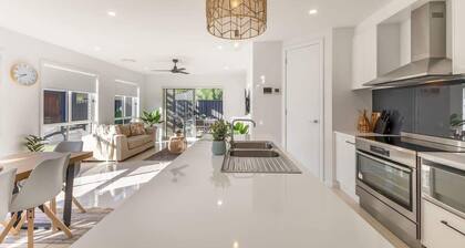 Lavender & Olive - Modern, Stylish, Light & Airy