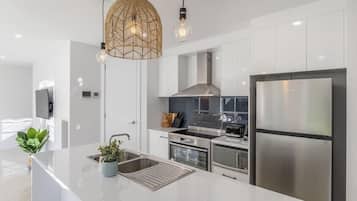 Geladeira, micro-ondas, fogão, cooktop