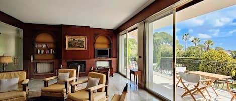 Una televisión, una mesa de tenis de mesa