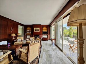 TV, tavolo da ping pong