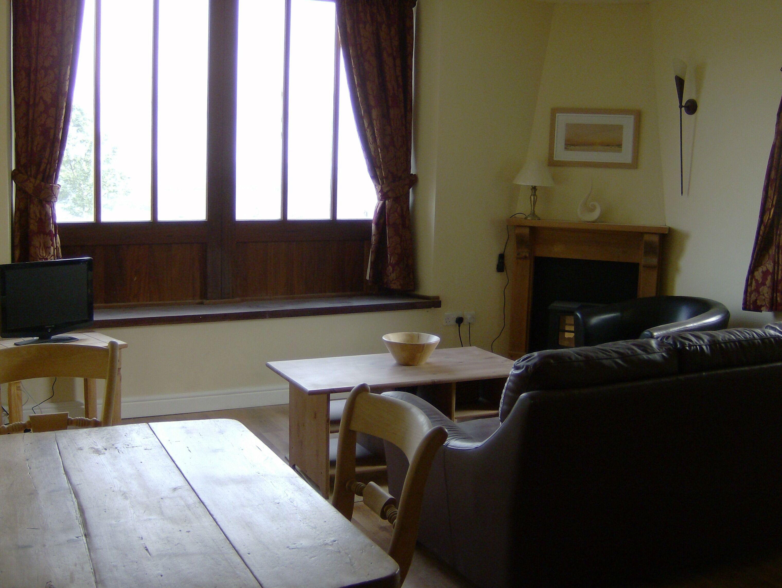 Fernseher, Kamin, DVD-Player, Bücher