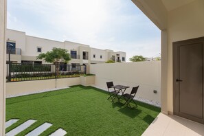 Outdoor dining - Family Friendly 7-Sleeper Villa w/ Private Garden (Dubai)