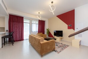 Smart TV - Family Friendly 7-Sleeper Villa w/ Private Garden (Dubai)