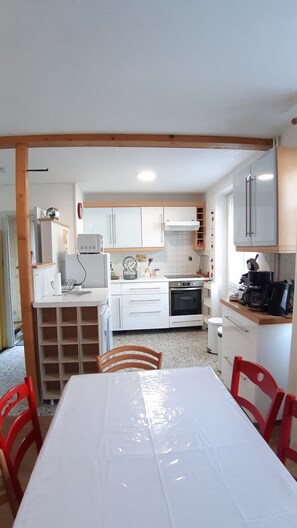 Een microgolfoven, een oven, een kookplaat, een vaatwasser