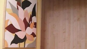 Una escalera de madera con escalones que conducen a una plataforma.