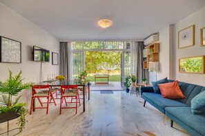 TV - Apartment 'Paradiso Marbella' with Shared Pool, Shared Terrace and Wi-Fi (Marbella)