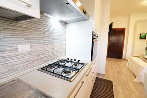 冷蔵庫、オーブン、コンロ、ハイチェア