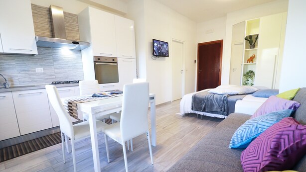 Eine moderne Wohnung mit Küche, Essbereich und Wohnzimmer.