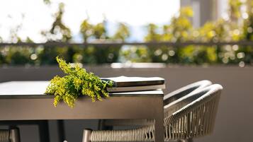 Suite, 2 slaapkamers, uitzicht op zee | Een kluis op de kamer, een strijkplank/strijkijzer, gratis wifi