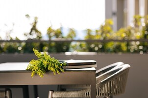 Suite, 2 habitaciones, vistas al mar | Caja fuerte, tabla de planchar con plancha, wifi gratis y ropa de cama