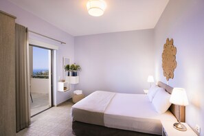 Suite, 2 habitaciones, vista al mar | Caja de seguridad en la habitación y tabla de planchar con plancha 