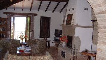 TV, caminetto, lettore DVD, tavolo da calcetto