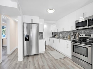 Réfrigérateur, micro-ondes, four, plaque de cuisson