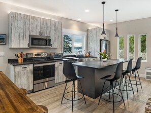 Geladeira, micro-ondas, fogão, cooktop