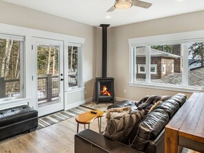 Smart TV, lareira, livros