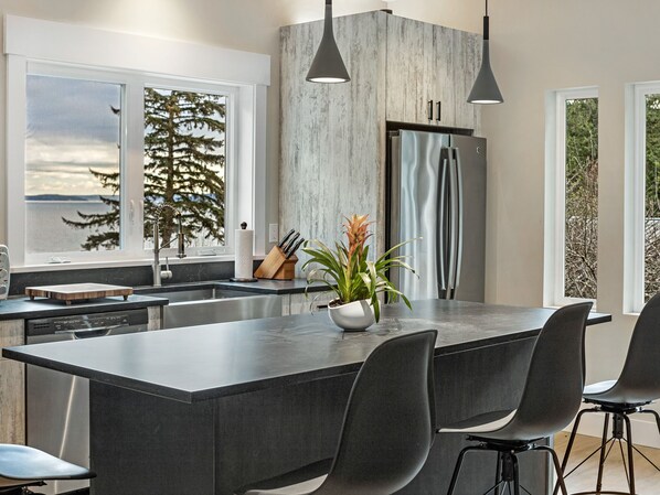 Geladeira, micro-ondas, fogão, cooktop