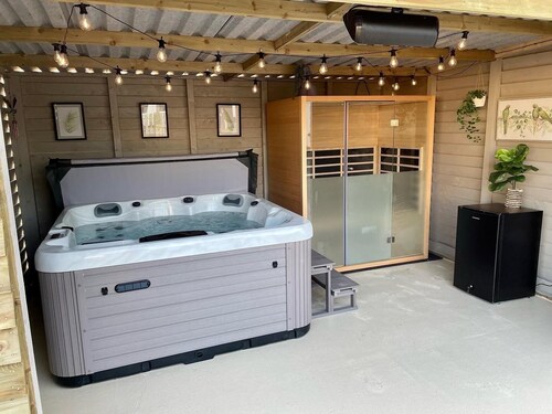 Traditional Irish Cottage w/Hot & Sauna. Close to Mountains, Beach and Forests <