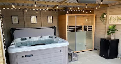 Traditional Irish Cottage w/Hot & Sauna. Close to Mountains, Beach and Forests <