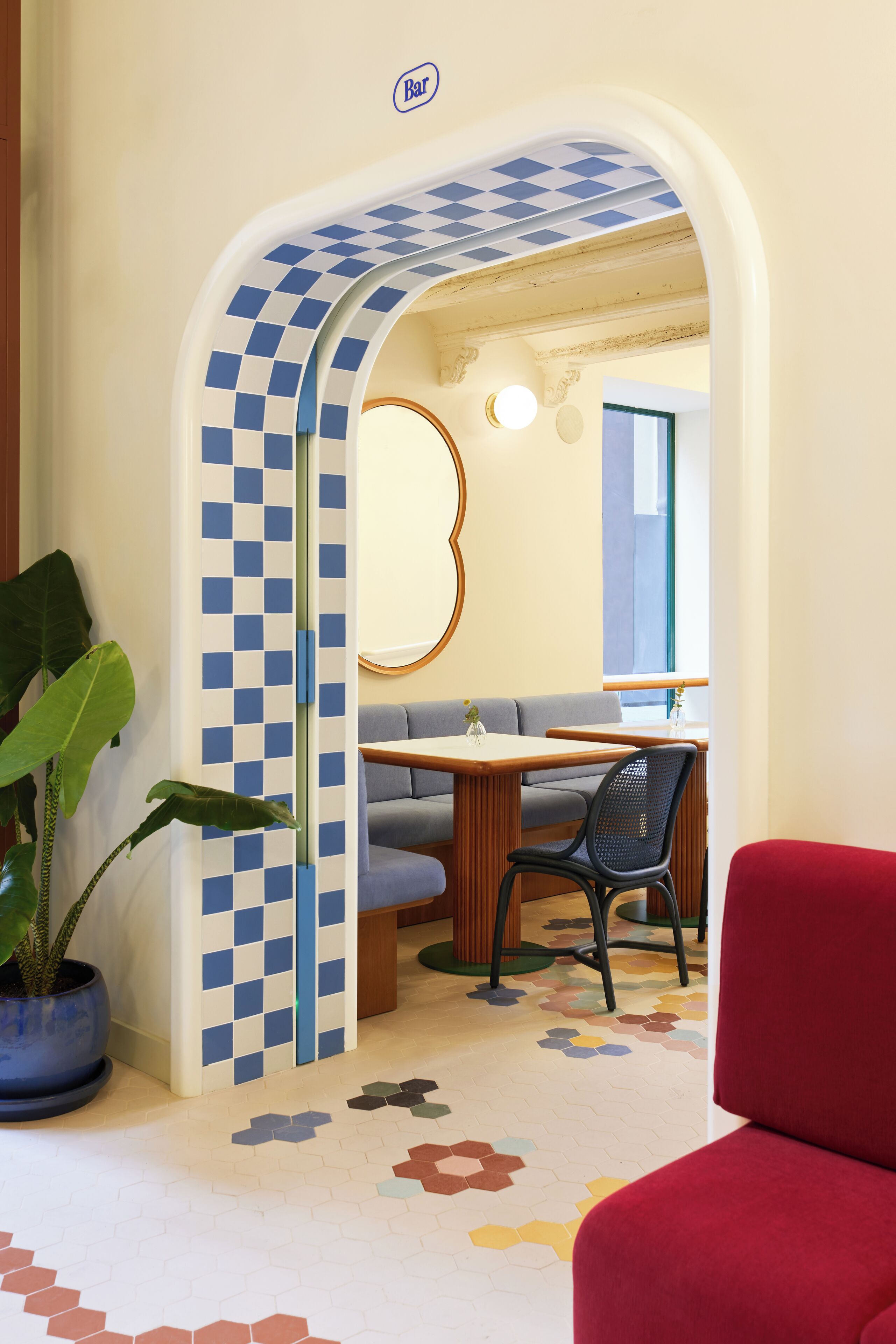 朝食 (コンチネンタル ブレックファスト)、毎日提供 (1 名様 14 EUR)