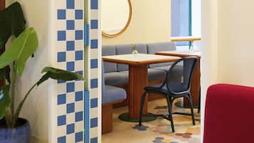 Sarapan ala kontinental setiap hari (EUR 14 per orang)