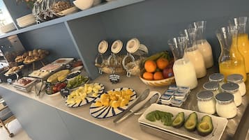 Daily continental breakfast (EUR 14 per person)