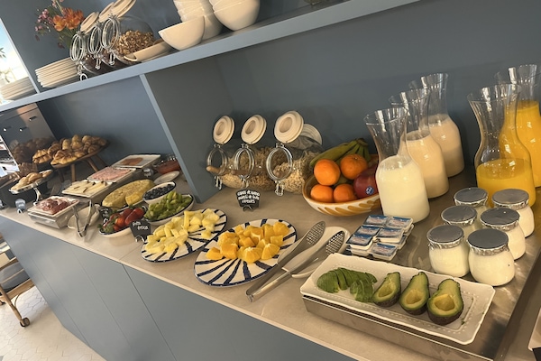 Daily continental breakfast (EUR 14 per person)