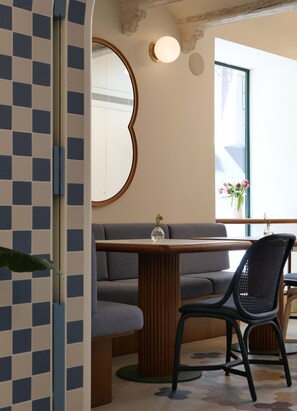 Se ofrece un desayuno continental (14 EUR por persona)