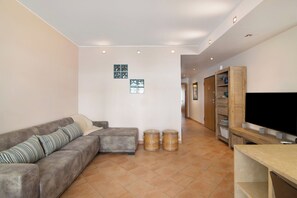 TV, video games, DVD player, stereo - Apartment "Maré Cheia SL015" with Shared Pool & Wi-Fi (Santa Luzia)