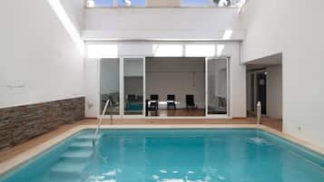 Una piscina techada, una piscina climatizada